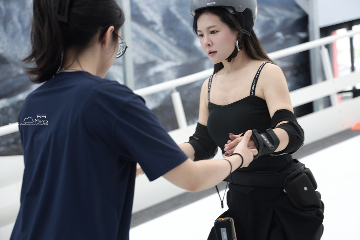 高雄王子室內滑雪學校｜4歲到60歲滑雪新手友善。上下纜車、雙板單板滑雪保證學會！