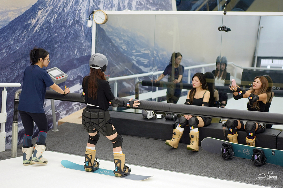 高雄王子室內滑雪學校｜4歲到60歲滑雪新手友善。上下纜車、雙板單板滑雪保證學會！