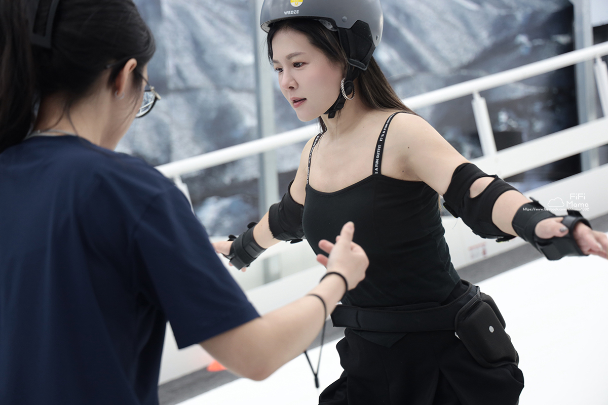 高雄王子室內滑雪學校｜4歲到60歲滑雪新手友善。上下纜車、雙板單板滑雪保證學會！