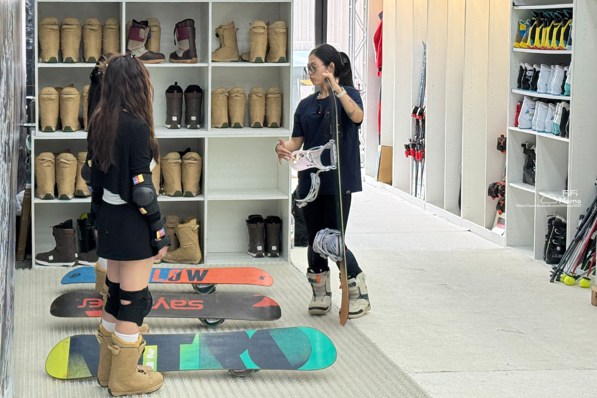 高雄王子室內滑雪學校｜4歲到60歲滑雪新手友善。上下纜車、雙板單板滑雪保證學會！