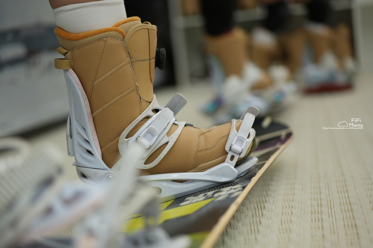 高雄王子室內滑雪學校｜4歲到60歲滑雪新手友善。上下纜車、雙板單板滑雪保證學會！