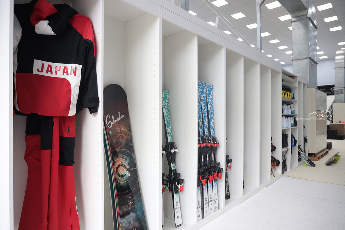 高雄王子室內滑雪學校｜4歲到60歲滑雪新手友善。上下纜車、雙板單板滑雪保證學會！