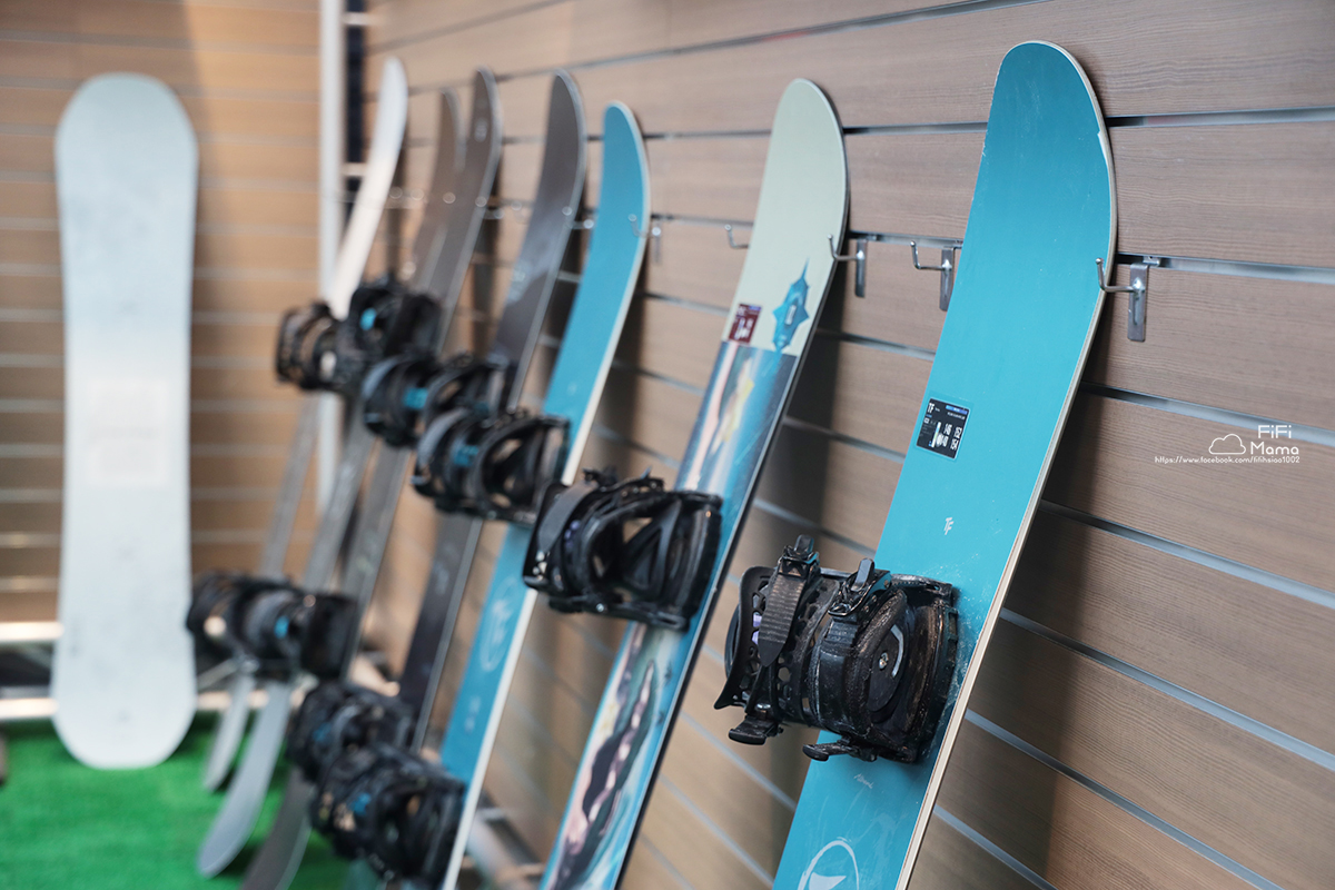 高雄王子室內滑雪學校｜4歲到60歲滑雪新手友善。上下纜車、雙板單板滑雪保證學會！