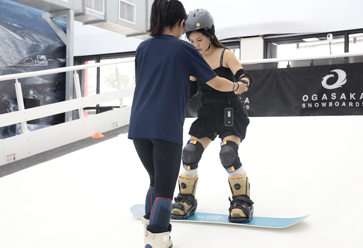 高雄王子室內滑雪學校｜4歲到60歲滑雪新手友善。上下纜車、雙板單板滑雪保證學會！