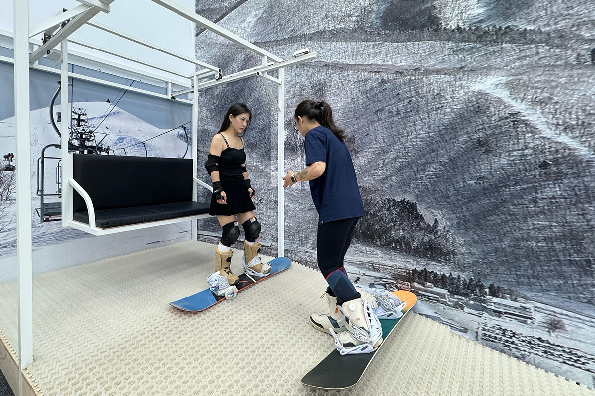 高雄王子室內滑雪學校｜4歲到60歲滑雪新手友善。上下纜車、雙板單板滑雪保證學會！