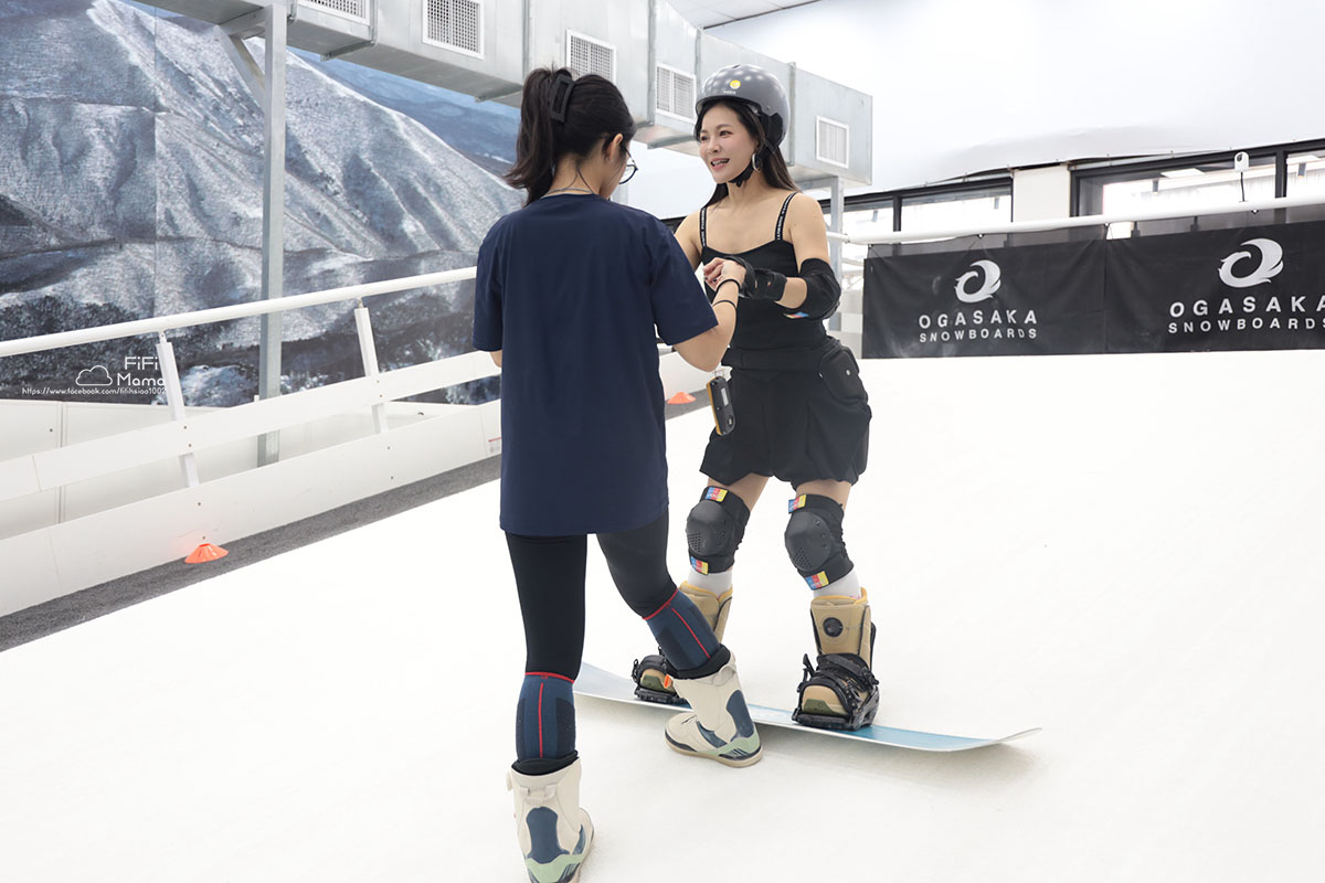 高雄王子室內滑雪學校｜4歲到60歲滑雪新手友善。上下纜車、雙板單板滑雪保證學會！